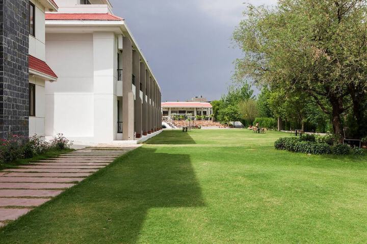 Hotel Exterior 62 of 64