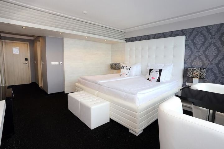 Room 7 of 33
