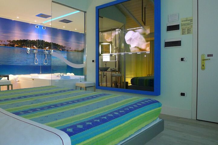 Room 12 of 28