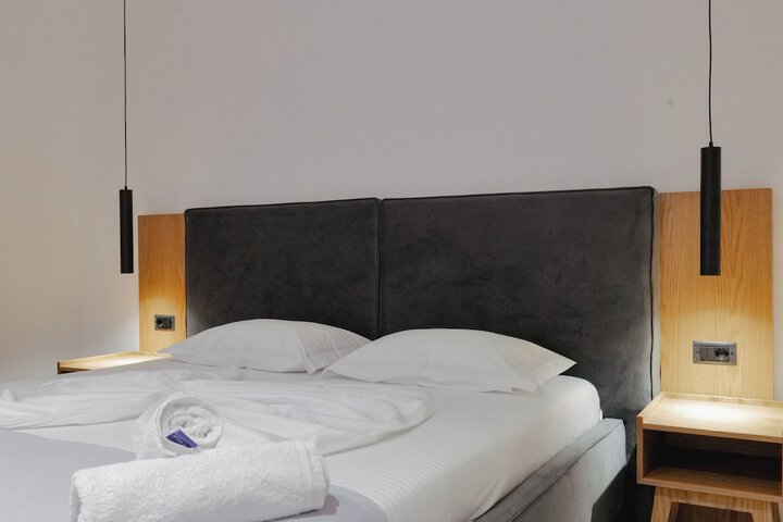 Room 5 of 68