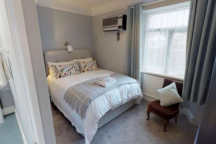Room 3 of 37