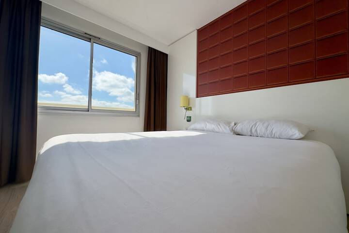 Room 4 of 76