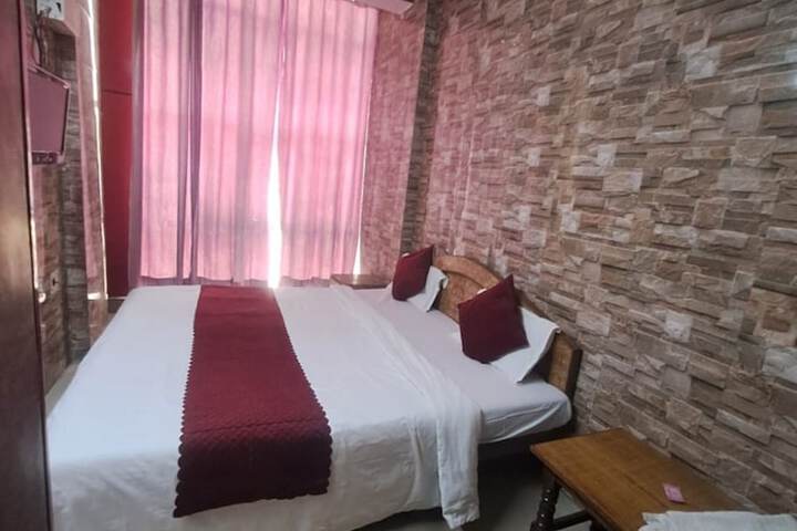 Room 8 of 14