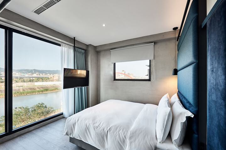Waterfront Hotel