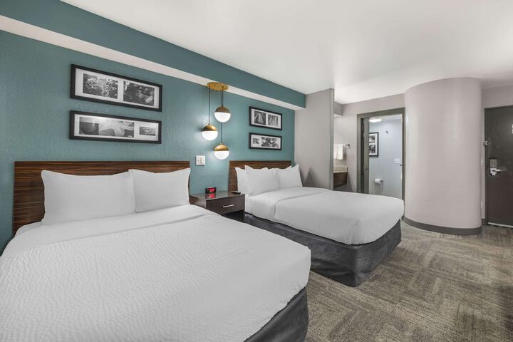 Double Accessible Queen Size Bed (1 of 12)