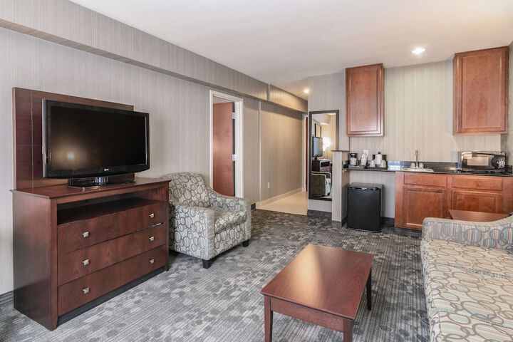 2 Queen Beds Microwave and Refrigerator WiFi Full Breakfast (1 of 11)