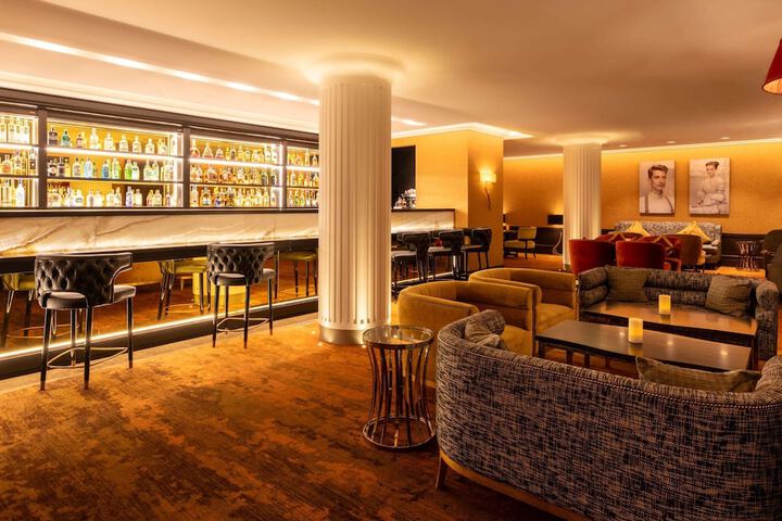 Lounge 149 of 203