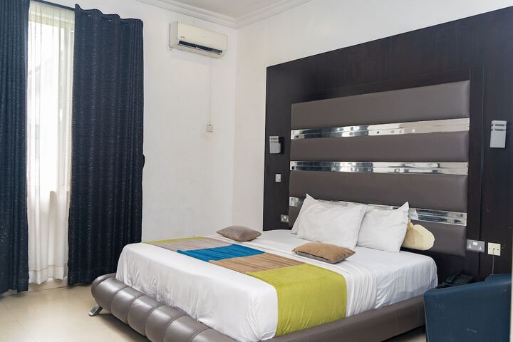Room 8 of 33