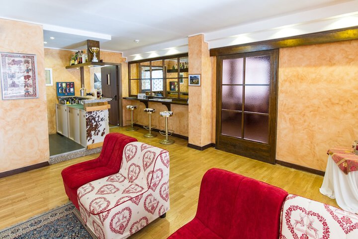 Lounge 38 of 47