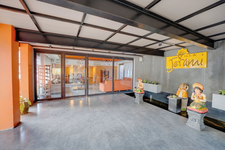 Entrance & Lobby