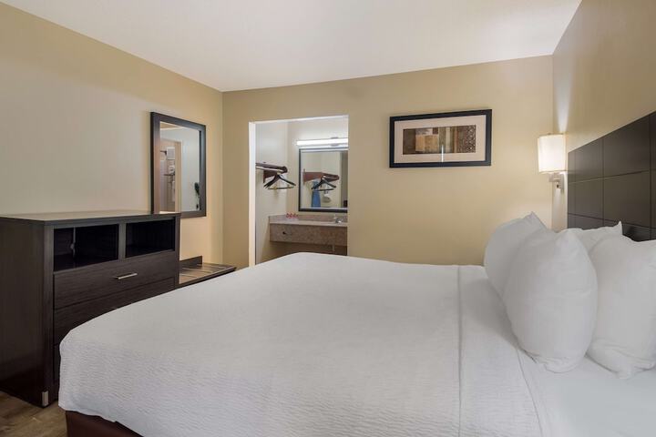1 King Bed High Speed Internet Accessible Microwave and Refrigerator LCD Television Chair with Ottoman Full Breakfast (1 of 15)