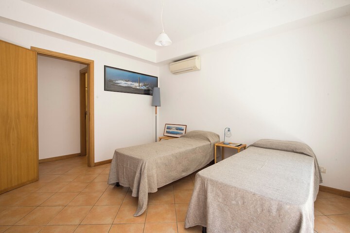 Room 4 of 33