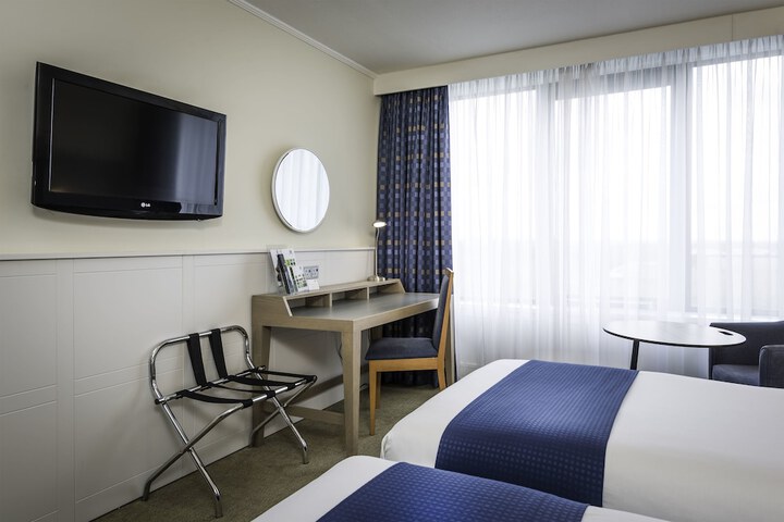 Room 5 of 143