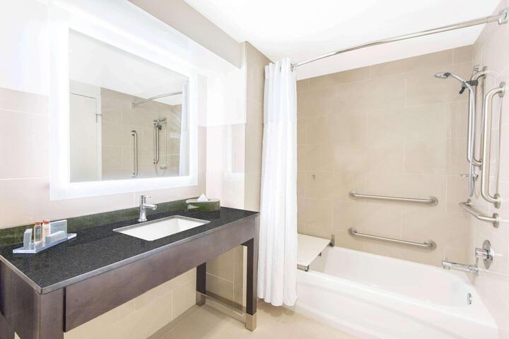 2 Queen Beds Deluxe Room (2 of 15)