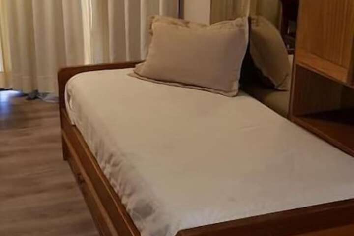 Room 13 of 28