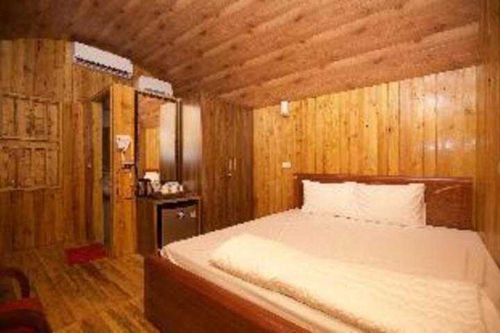 Room 7 of 9