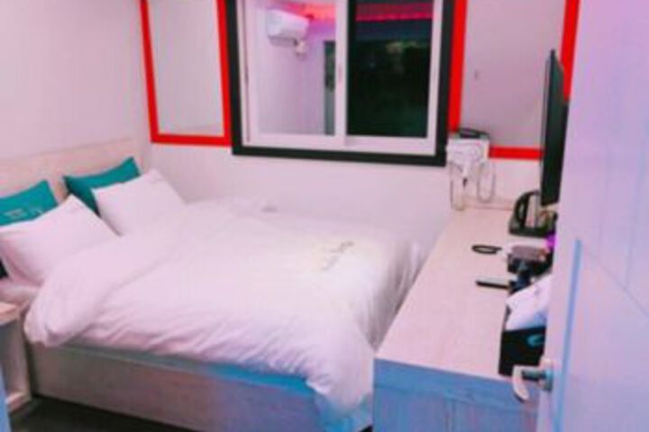 Room 2 of 5