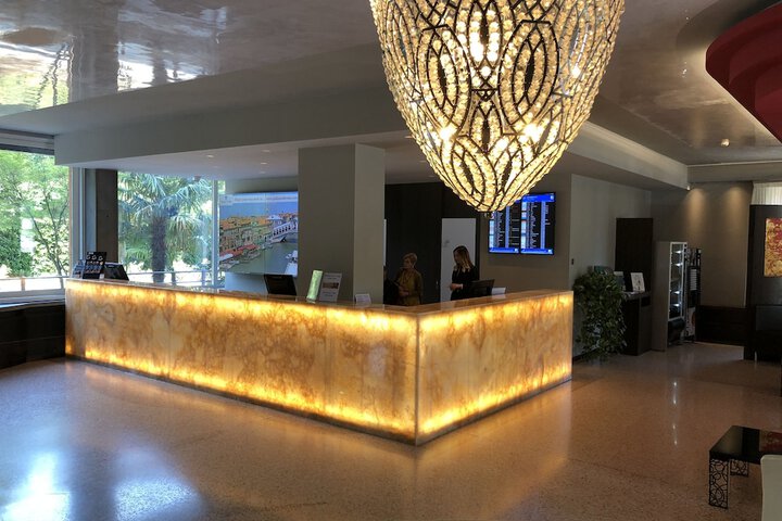 Entrance & Lobby