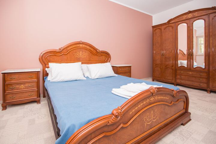 Room 5 of 17