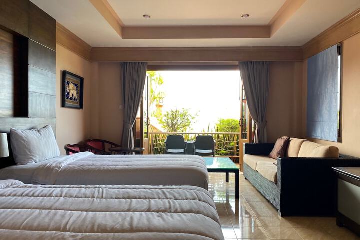 Room 9 of 28