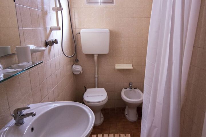 Room 6 of 14