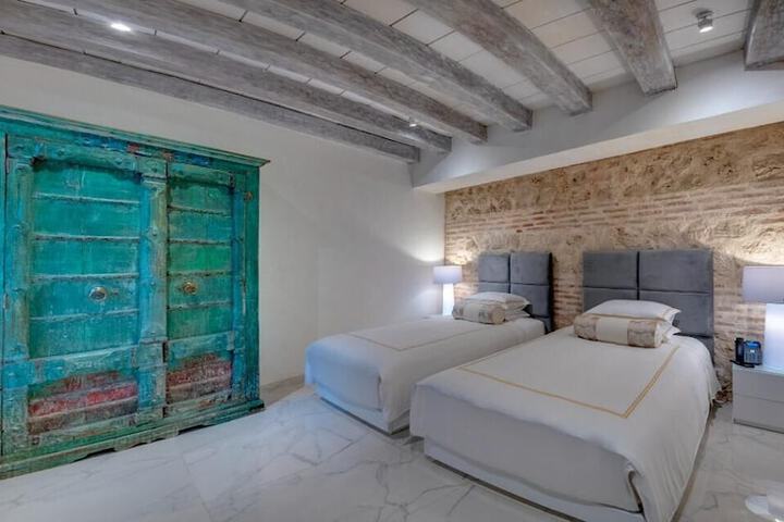 Room 10 of 96