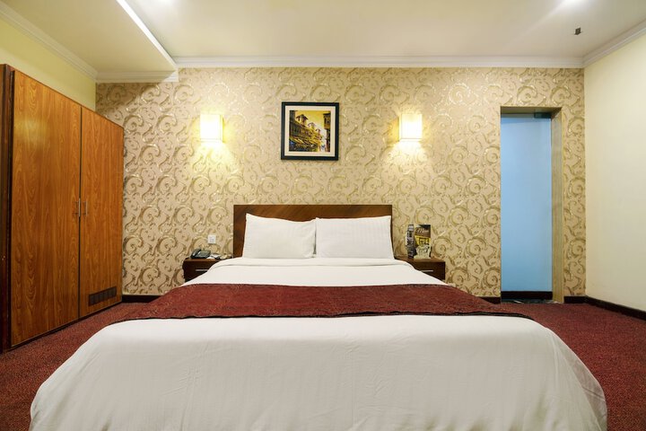 Room 10 of 37