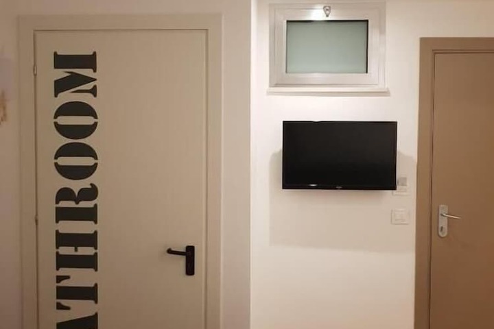 Room 11 of 49
