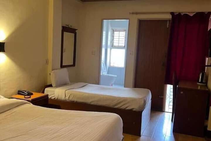 Room 5 of 10