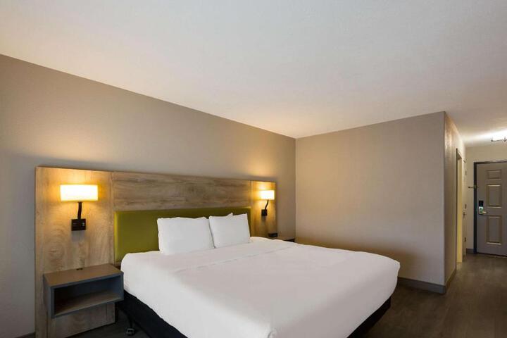 1 King Bed (3 of 30)