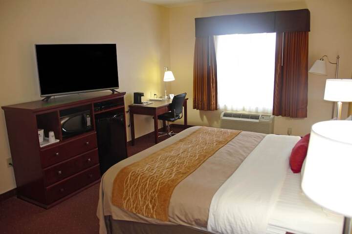 1 King Bed (10 of 12)