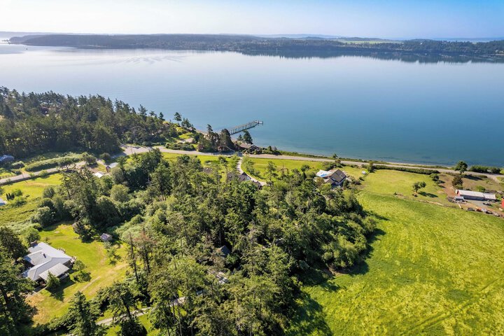 Penn Cove Overlook by Avantstay Cabin w / Views