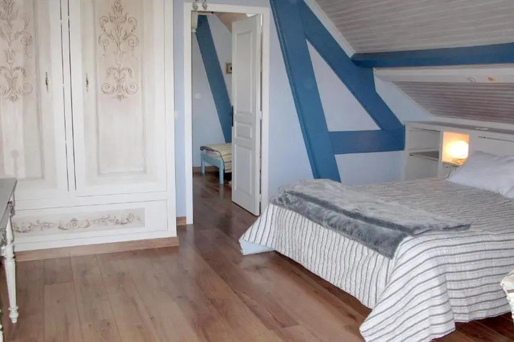 Room 2 of 9