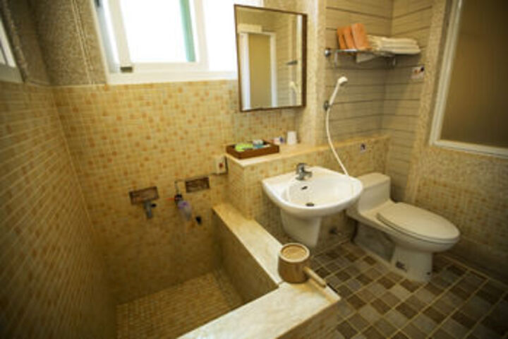 Room 10 of 32