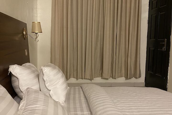 Posh Hotel & Suites