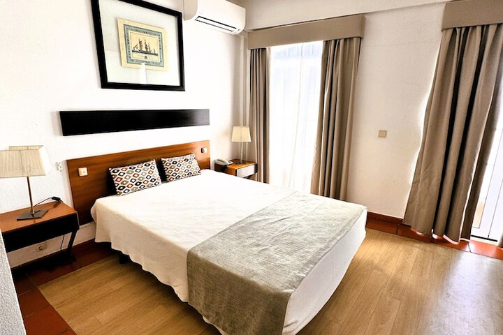 Room 10 of 28