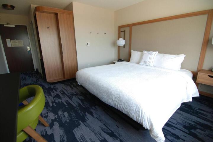 1 King Bed (2 of 5)