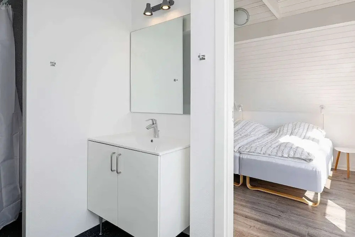 Room 6 of 24