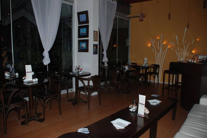 Lounge 14 of 18