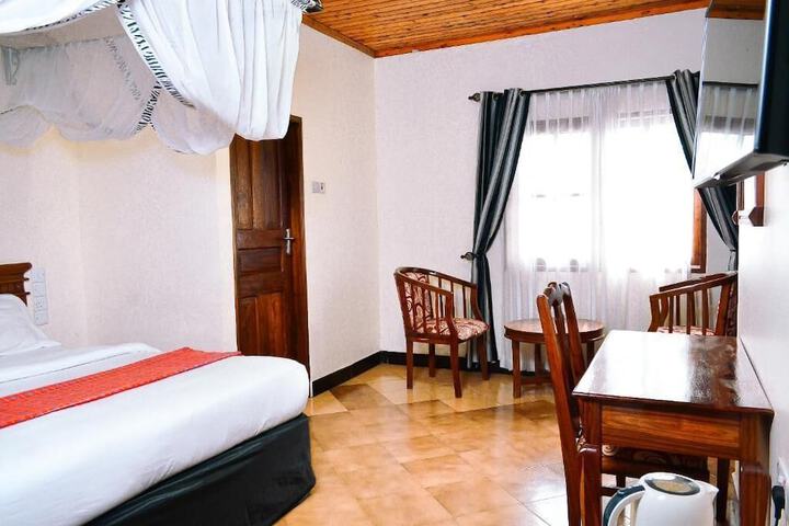 Room 6 of 11