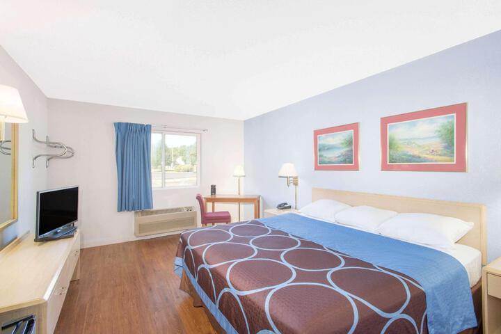 1 King Bed (5 of 17)