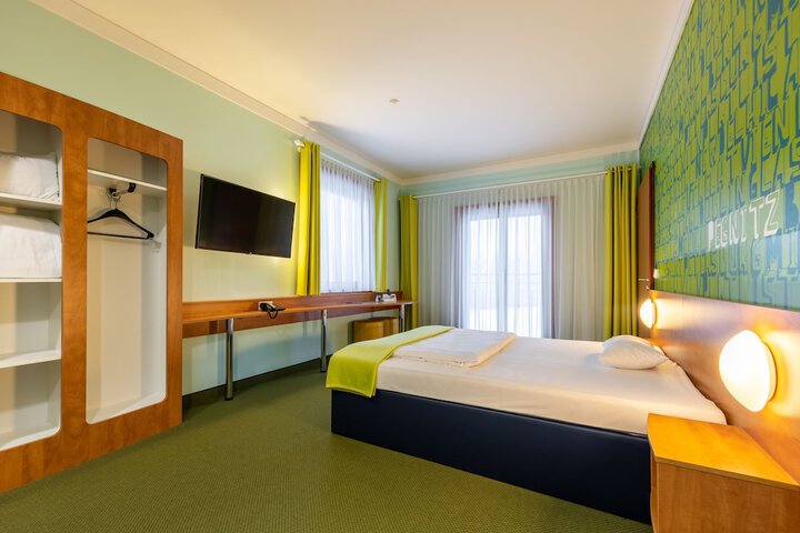 Room 4 of 20