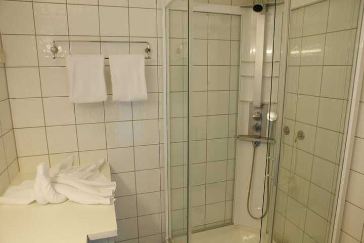 Room 46 of 85