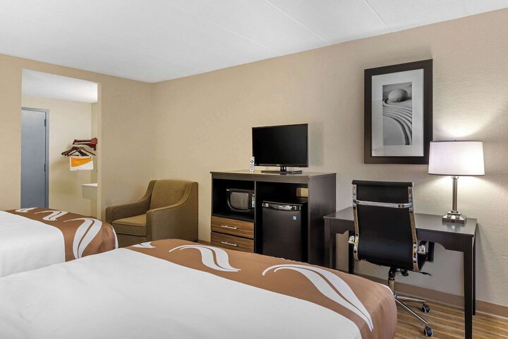2 Queen Beds (2 of 17)