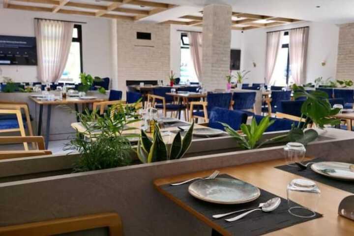 Dining 16 of 19