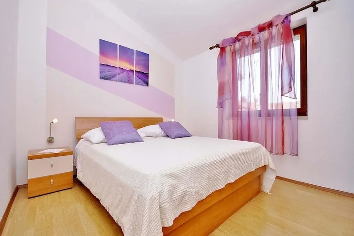 Room 5 of 18