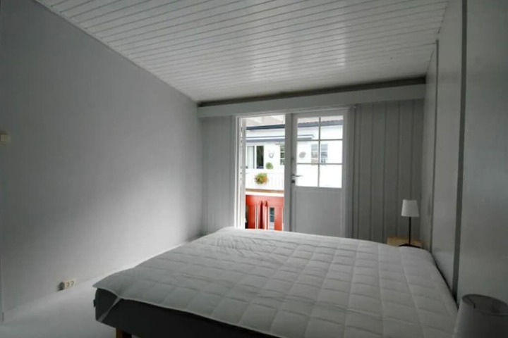 Room 2 of 10