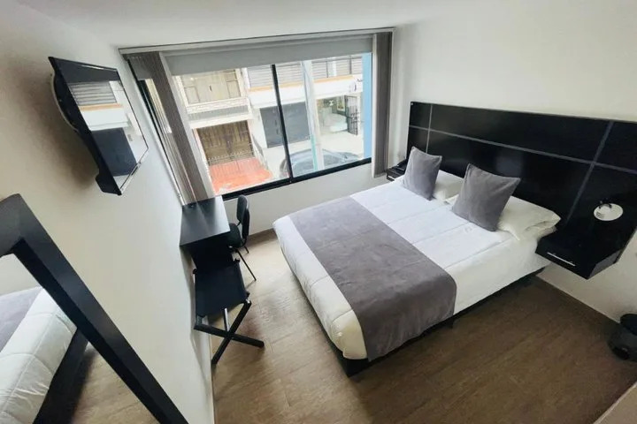 Room 4 of 8