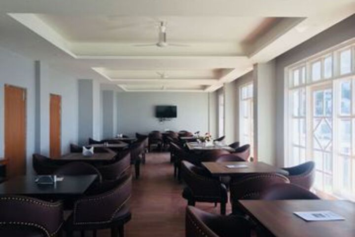 Dining 16 of 20
