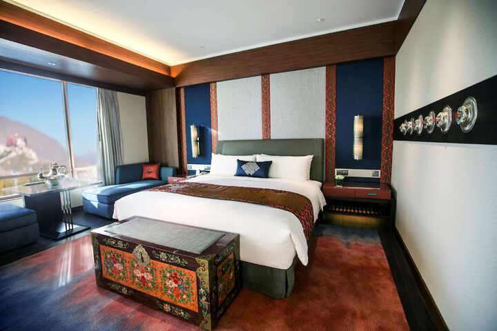 Room 25 of 82